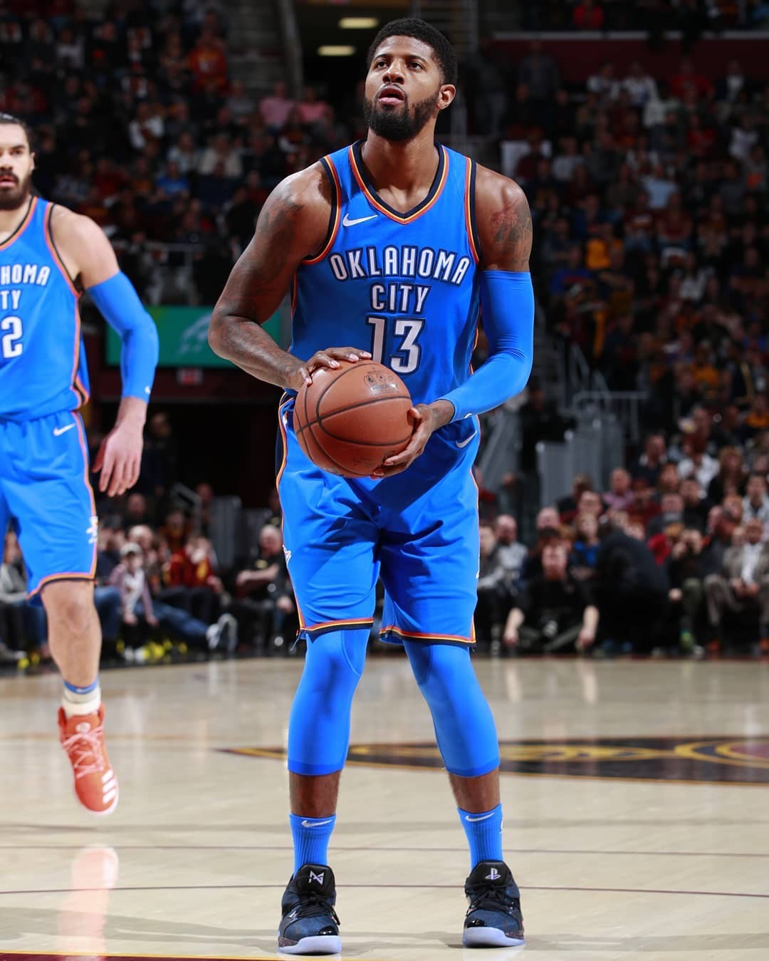 特雷-杨在圣诞前夕给他的小球迷Amari送来了圣诞惊喜（圣诞前夜，特雷-杨为小球迷Amari送上暖心惊喜）