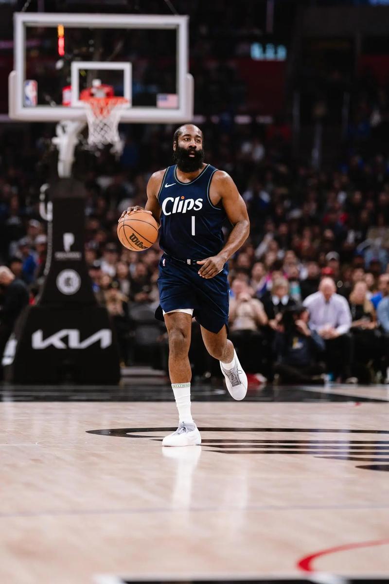 传承足球明星联赛“川辽对决”再现甲A经典，“四川雄起”唤起一代球迷记忆（传承足球明星联赛川辽再相逢，甲A经典重现，“四川雄起”勾起一代球迷回忆）