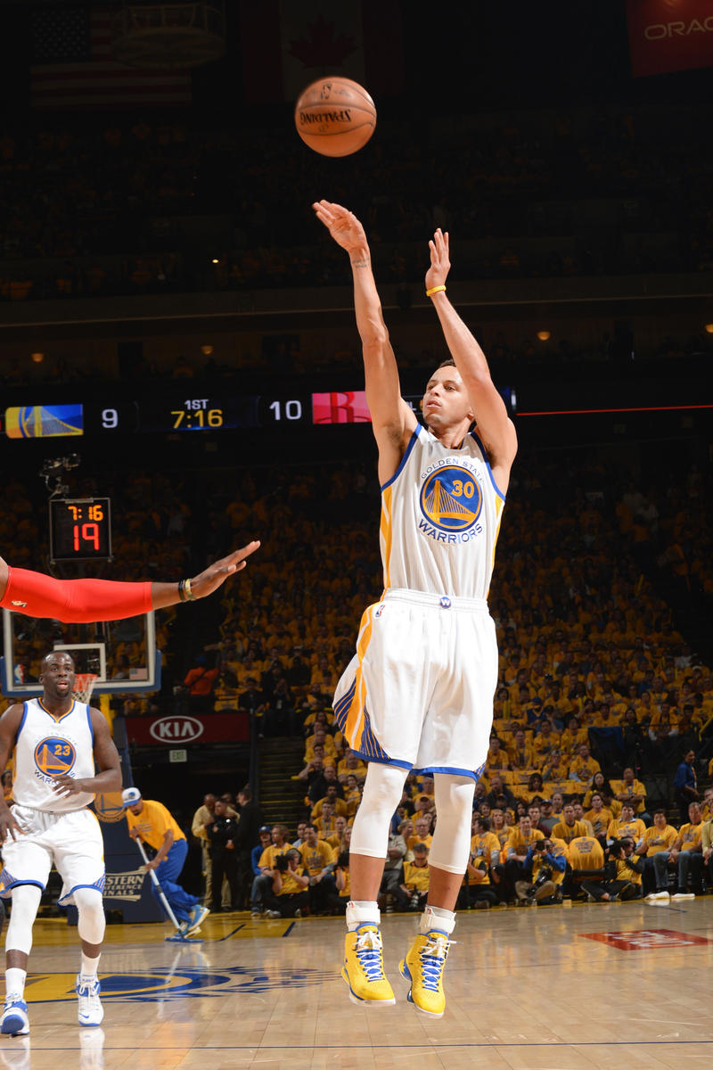NBA常规赛战报：湖人客场险胜太阳（NBA常规赛快讯：湖人客场险擒太阳）