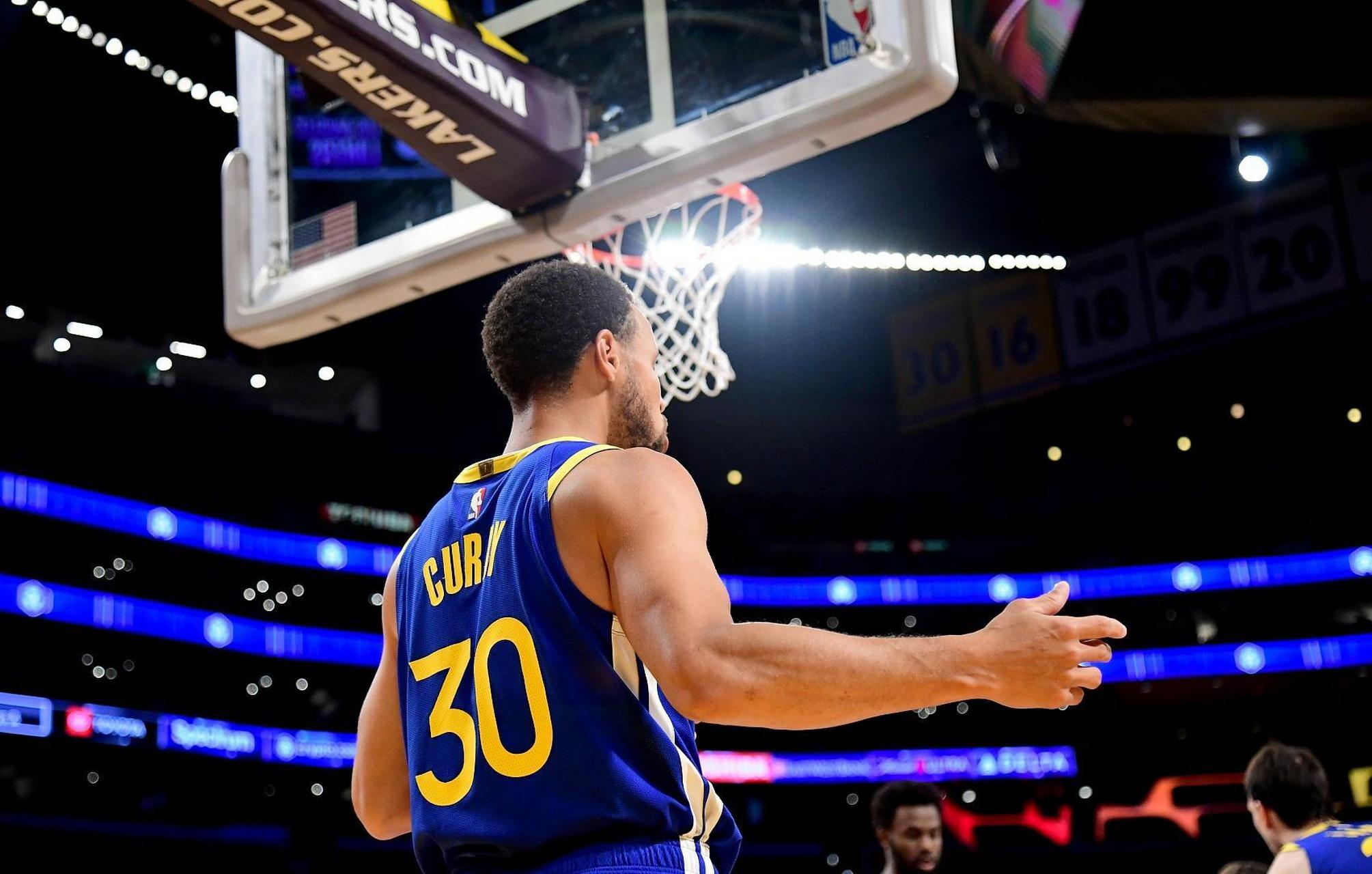 NBA季后赛展望：东西部首轮对阵预测（NBA季后赛前瞻：东西部首轮较量预测）